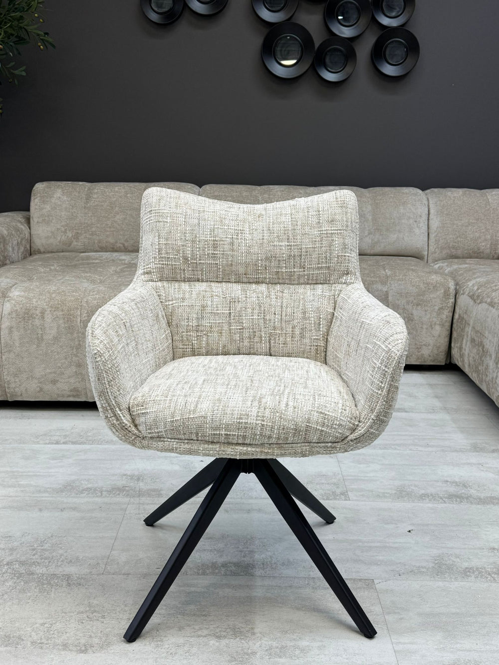 Fauteuil Pivotant Design Beige – Pieds Noirs Croisés