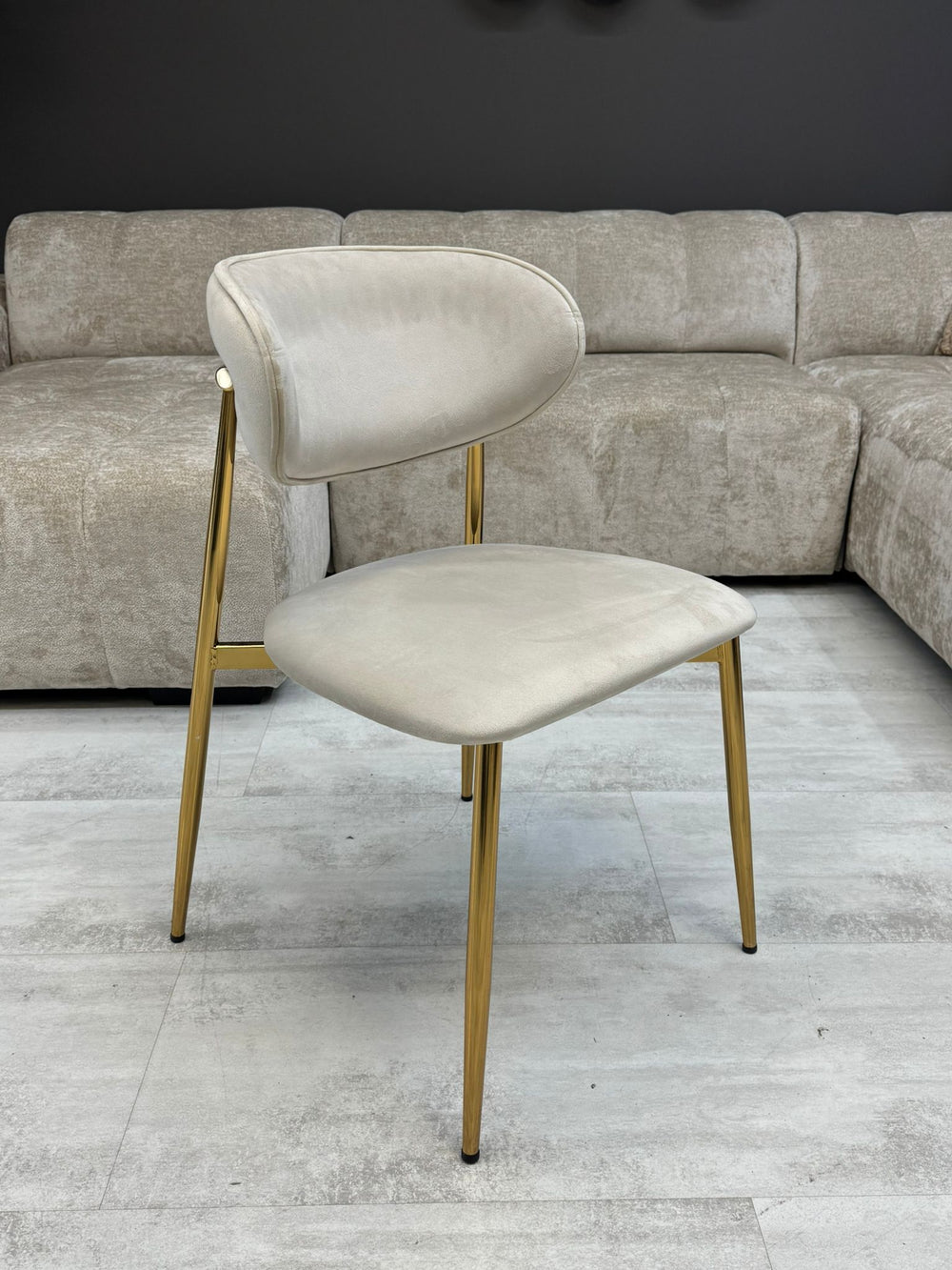 Chaise Leïla – Velours Beige et Pieds Dorés