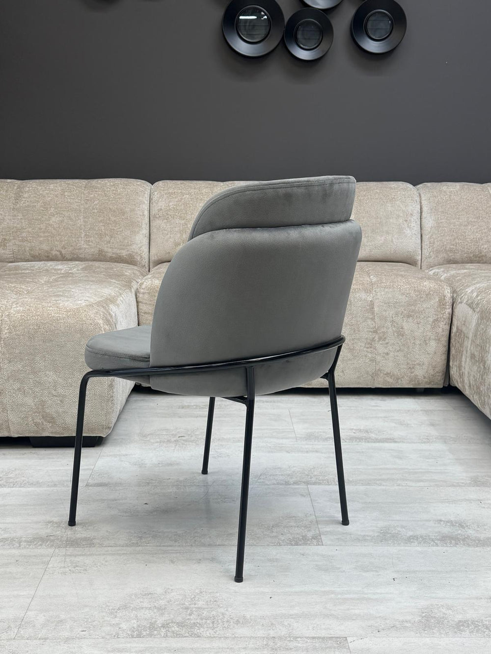 Chaise Velours Gris – Pieds Noirs Design Moderne Lisse