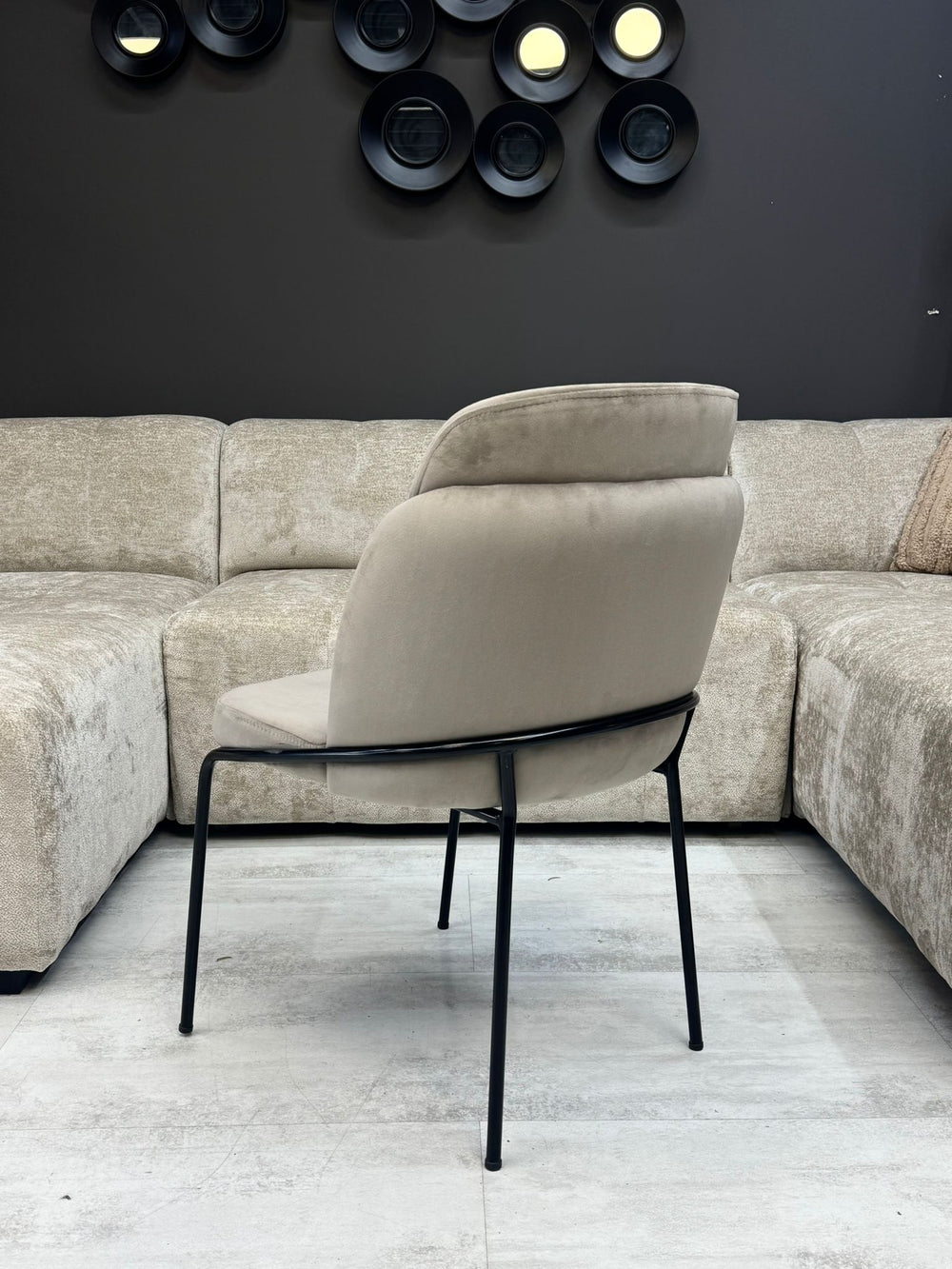 Chaise Velours Beige – Pieds Métal Noir Design Élancé- Lisse