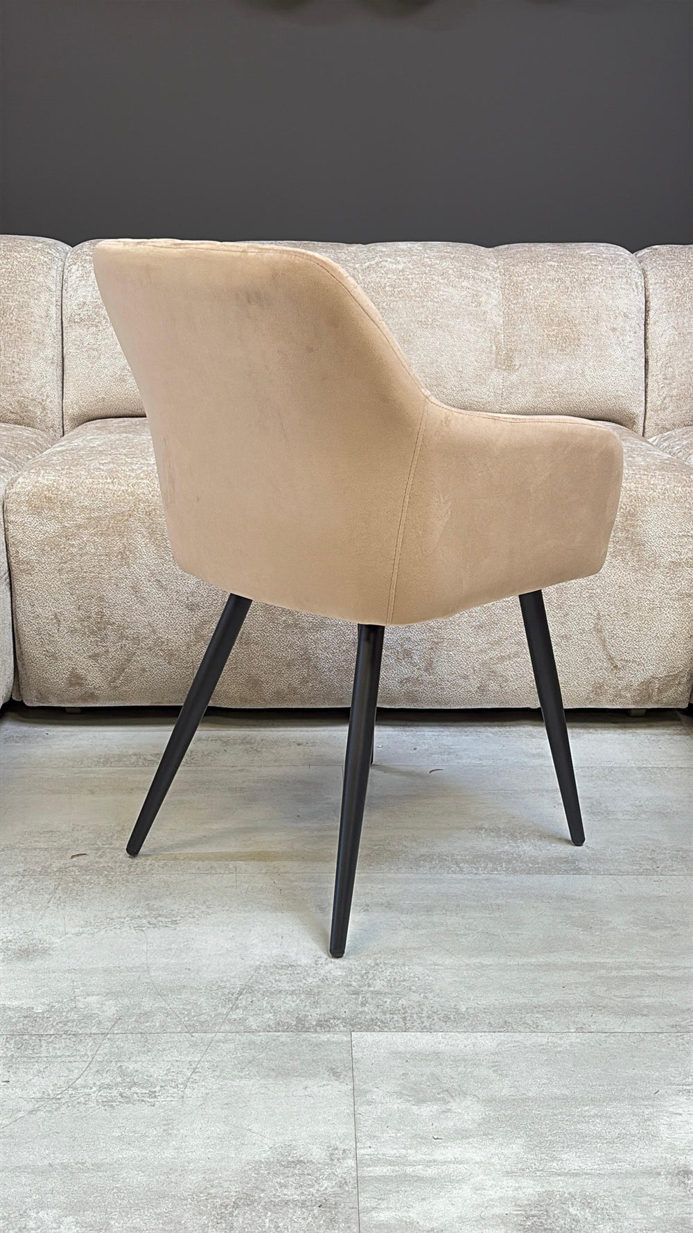 Chaise Matelassé Taupe – Assise Anti-Tache Pieds Métal Noir