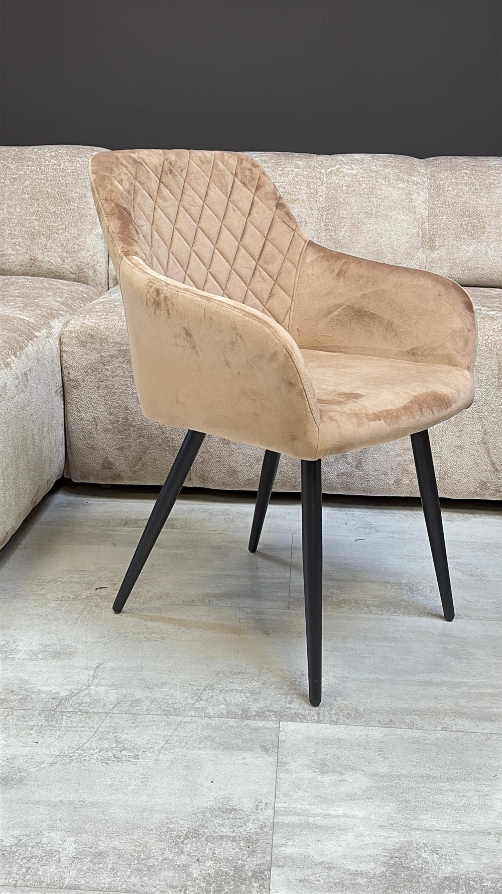 Chaise Matelassé Taupe – Assise Anti-Tache Pieds Métal Noir